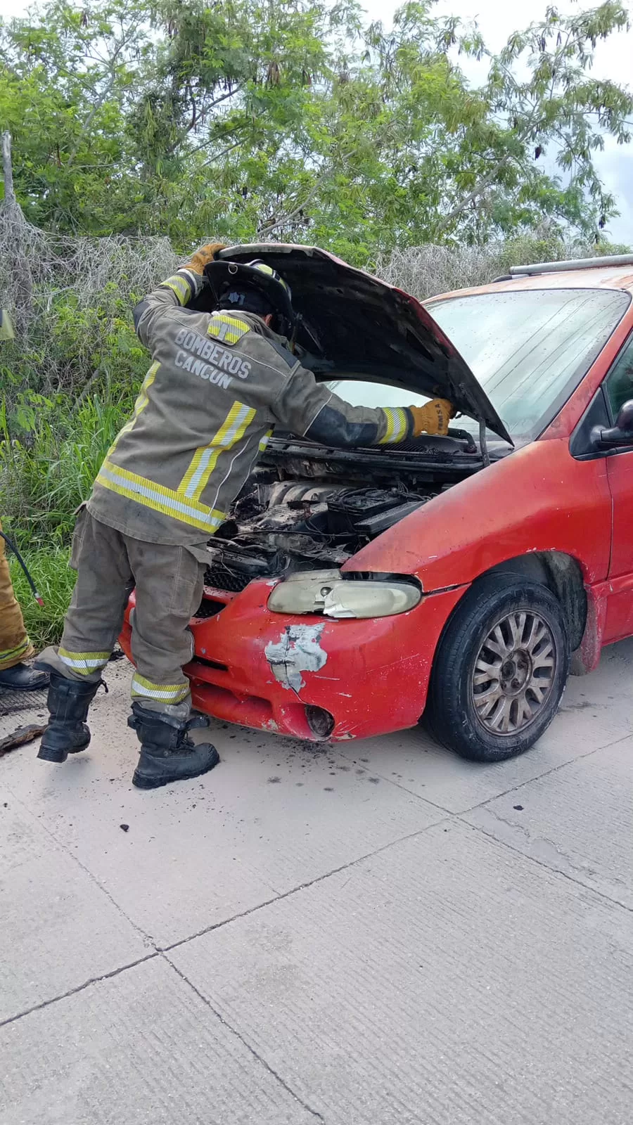 Bomberos atienden reporte de incendio de vehículo en Cancún