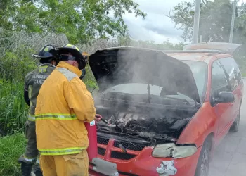 Bomberos atienden reporte de incendio de vehículo en Cancún