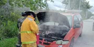 Bomberos atienden reporte de incendio de vehículo en Cancún