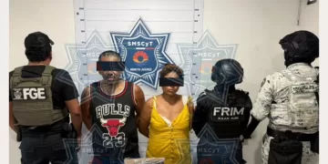Pareja detenida con drogas y una pistola en Cancún