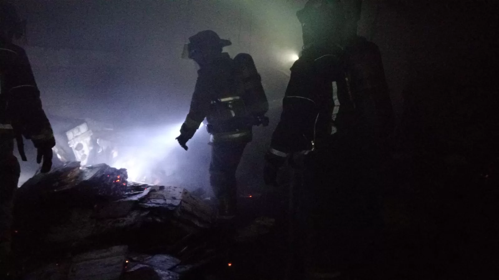Sofocan Bomberos incendio en carpintería de Cancún
