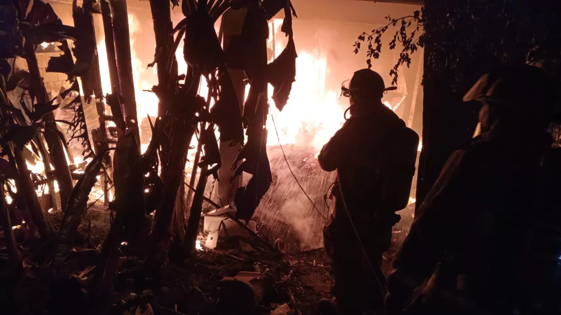 Sofocan Bomberos incendio en carpintería de Cancún