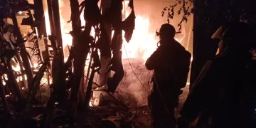 Sofocan Bomberos incendio en carpintería de Cancún