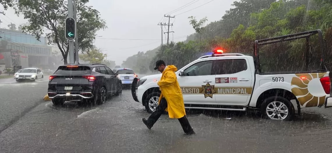 Tránsito refuerza operativos por lluvias en Cancún