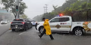 Tránsito refuerza operativos por lluvias en Cancún
