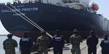 Detienen a vicealmirante y exfuncionario aduanal por contrabando de combustible en Tamaulipas