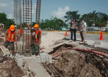 “Arena Playa”: el color de identidad de la ciudad llegará a comercios y viviendas en 2026” PLAYA DEL CARMEN, 17 de septiembre.- La presidenta municipal Estefanía Mercado Asencio anunció en su Primer Informe de Gobierno que en 2026 iniciará un programa para consolidar la identidad de Playa del Carmen mediante la aplicación del color Arena Playa en locales comerciales y viviendas. Recordó que el color fue aprobada por el Cabildo y busca que ningún presidente municipal vuelva a imponer un color ajeno a la identidad de los habitantes. “Así como hemos trabajado incansablemente cambiando el rostro de la ciudad, también era justo devolverle a Playa del Carmen algo igual de valioso: un símbolo de identidad, un color que nos uniera a todas y a todos en el espacio público”, señaló la alcaldesa. Estefanía Mercado recordó que durante muchos años la ciudad fue pintada según los colores del partido político en turno, privando a los playenses de tener su propia identidad. “Recibimos una ciudad toda pintada de azul, casualidad que era el color del partido que gobernaba. ¿Qué tiene que ver el color de un partido político con nuestra ciudad?”, cuestionó. El programa nació de un ejercicio participativo con la ciudadanía, que permitió definir un color que los representara. “De ese ejercicio nació el Arena Playa”, explicó. La presidenta municipal aseguró que, aunque el programa iniciará formalmente en 2026, el color ya empieza a sentirse en la ciudad, con 83 parques recuperados y principales pasos y puentes peatonales intervenidos con esta tonalidad. Estefanía Mercado subrayó que el objetivo es crear un símbolo urbano que no divida, no excluya y no responda a intereses políticos, sino que identifique y llene de orgullo a todos los playenses. “La clave del éxito para las ciudades modernas es diferenciarse y generar símbolos que nos identifiquen en el mundo, como Santorini y Mykonos en Grecia o Izamal en Yucatán”, afirmó. La alcaldesa agregó que Playa del Carmen ya es un referente mundial por sus playas, bellezas naturales, cenotes y servicios turísticos, y que ahora se busca también consolidarla como un ejemplo de imagen urbana moderna y participativa. “Ese sueño hoy tiene un nombre: Arena Playa”, concluyó. Finalmente, Mercado destacó que estas acciones están alineadas con estrategias más amplias de urbanismo y seguridad. Citó la teoría de las ventanas rotas para explicar que el cuidado de parques, calles y espacios públicos no es solo estético, sino que contribuye a reducir índices de delincuencia, reforzando que cada intervención de su gobierno está conectada con el bienestar y la identidad de la ciudad.
