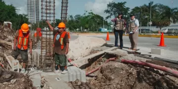 “Arena Playa”: el color de identidad de la ciudad llegará a comercios y viviendas en 2026” PLAYA DEL CARMEN, 17 de septiembre.- La presidenta municipal Estefanía Mercado Asencio anunció en su Primer Informe de Gobierno que en 2026 iniciará un programa para consolidar la identidad de Playa del Carmen mediante la aplicación del color Arena Playa en locales comerciales y viviendas. Recordó que el color fue aprobada por el Cabildo y busca que ningún presidente municipal vuelva a imponer un color ajeno a la identidad de los habitantes. “Así como hemos trabajado incansablemente cambiando el rostro de la ciudad, también era justo devolverle a Playa del Carmen algo igual de valioso: un símbolo de identidad, un color que nos uniera a todas y a todos en el espacio público”, señaló la alcaldesa. Estefanía Mercado recordó que durante muchos años la ciudad fue pintada según los colores del partido político en turno, privando a los playenses de tener su propia identidad. “Recibimos una ciudad toda pintada de azul, casualidad que era el color del partido que gobernaba. ¿Qué tiene que ver el color de un partido político con nuestra ciudad?”, cuestionó. El programa nació de un ejercicio participativo con la ciudadanía, que permitió definir un color que los representara. “De ese ejercicio nació el Arena Playa”, explicó. La presidenta municipal aseguró que, aunque el programa iniciará formalmente en 2026, el color ya empieza a sentirse en la ciudad, con 83 parques recuperados y principales pasos y puentes peatonales intervenidos con esta tonalidad. Estefanía Mercado subrayó que el objetivo es crear un símbolo urbano que no divida, no excluya y no responda a intereses políticos, sino que identifique y llene de orgullo a todos los playenses. “La clave del éxito para las ciudades modernas es diferenciarse y generar símbolos que nos identifiquen en el mundo, como Santorini y Mykonos en Grecia o Izamal en Yucatán”, afirmó. La alcaldesa agregó que Playa del Carmen ya es un referente mundial por sus playas, bellezas naturales, cenotes y servicios turísticos, y que ahora se busca también consolidarla como un ejemplo de imagen urbana moderna y participativa. “Ese sueño hoy tiene un nombre: Arena Playa”, concluyó. Finalmente, Mercado destacó que estas acciones están alineadas con estrategias más amplias de urbanismo y seguridad. Citó la teoría de las ventanas rotas para explicar que el cuidado de parques, calles y espacios públicos no es solo estético, sino que contribuye a reducir índices de delincuencia, reforzando que cada intervención de su gobierno está conectada con el bienestar y la identidad de la ciudad.