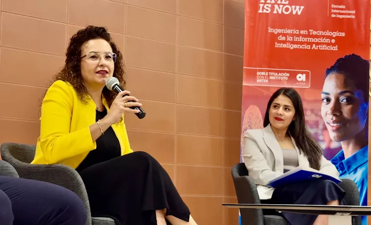 La Dra. Yoani Paola Rodríguez, rectora de la Universidad Anáhuac Cancún y  la Mtra. Ana Victoria Mondragón Jaramillo, directora de Alianzas y Calidad Académica de ARTEK.