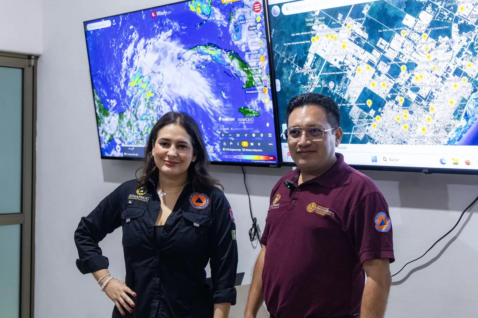 Estefanía Mercado junto al equipo de Protección Civil recorre la ciudad para atender situación por las lluvias*La Presidenta Municipal de Playa del Carmen supervisa diversas zonas donde las lluvias provocan encharamientos severos  Playa del Carmen, Quintana Roo, 6 de octubre de 2025.– Con el objetivo de proteger a la ciudadanía y garantizar la seguridad de familias y turistas ante las lluvias y posibles fenómenos meteorológicos, la presidenta municipal Estefanía Mercado encabezó un recorrido de supervisión del Operativo Tormenta, acompañada por Darwin Covarrubias, secretario de Protección Civil, Prevención de Riesgos y Bomberos.  La presidenta Estefanía Mercado destacó que “la prevención es tarea de todos”, e invitó a la ciudadanía a mantenerse informada, atender las recomendaciones oficiales y sumarse a las acciones de Protección Civil en favor de la seguridad colectiva.  Desde el Centro de Mando de Protección Civil, la alcaldesa informó que se han identificado zonas con encharcamientos en distintas colonias como Villamar I, Misión del Carmen, Plaza Las Américas, Luis Donaldo Colosio, Palmas I y II, y La Guadalupana, donde se reforzarán las labores de drenaje y limpieza.  Durante un recorrido de supervisión por algunos de esos lugares, Estefanía Mercado y Darwin Covarrubias constataron personalmente los trabajos de limpieza de drenajes y alcantarillas, con el propósito de facilitar el flujo del agua acumulada por las recientes lluvias y mantener la vialidad abierta a la circulación.  “Gracias al trabajo preventivo que realizamos de manera continua junto a la Secretaría de Servicios Públicos, Protección Civil y Bomberos, hoy tenemos muy pocas afectaciones por encharcamientos en Playa del Carmen”, agregó Estefanía Mercado.  A su vez, el secretario Covarrubias detalló que, hasta el momento, se han atendido 256 rejillas pluviales y se realizó el desazolve de 34 pozos de absorción en puntos estratégicos de la ciudad, para prevenir inundaciones.  De manera adicional, informó que el operativo cuenta con un estado de fuerza de 140 elementos, apoyados con drones, camionetas pick-up, camiones cisterna, vehículos de ataque rápido y ambulancias, garantizando así una respuesta inmediata ante cualquier eventualidad.  El Operativo también contempla la activación de 49 refugios temporales, divididos en tres fases de apertura, con capacidad mínima para 7,215 personas y máxima de 12,000, incluyendo dos refugios pet friendly.  Asimismo, existen 39 auto-refugios con capacidad para 33,874 personas, que podrán ser utilizados ante huracanes de categoría 1 y 2 o durante evacuaciones indicadas por Protección Civil, según la magnitud del fenómeno.  Estos operativos se realizan todos los días, pero en temporada de lluvias se activa el “Operativo Tormenta”, en el que, el equipo de Protección Civil y Bomberos, de la mano con la Secretaría de Servicios Públicos Municipales, salen a supervisar y atender las zonas con mayor riesgo.