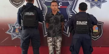 Detienen a hombre tras intentar agredir a policías en Cancún