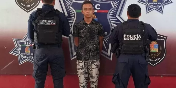 Detienen a hombre tras intentar agredir a policías en Cancún