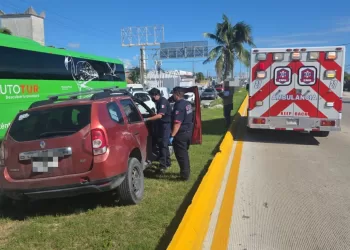 Conductor pierde el control y termina en el camellón central