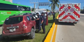 Conductor pierde el control y termina en el camellón central