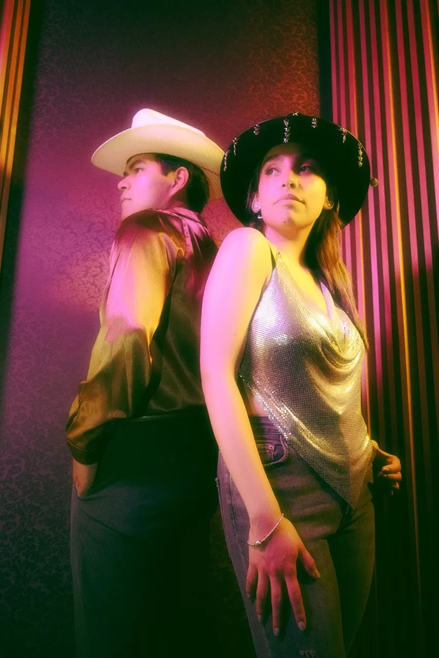 León Neón y Viscaya reinventan la electrocumbia con "Si aguantas"