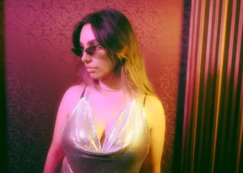 León Neón y Viscaya reinventan la electrocumbia con "Si aguantas"