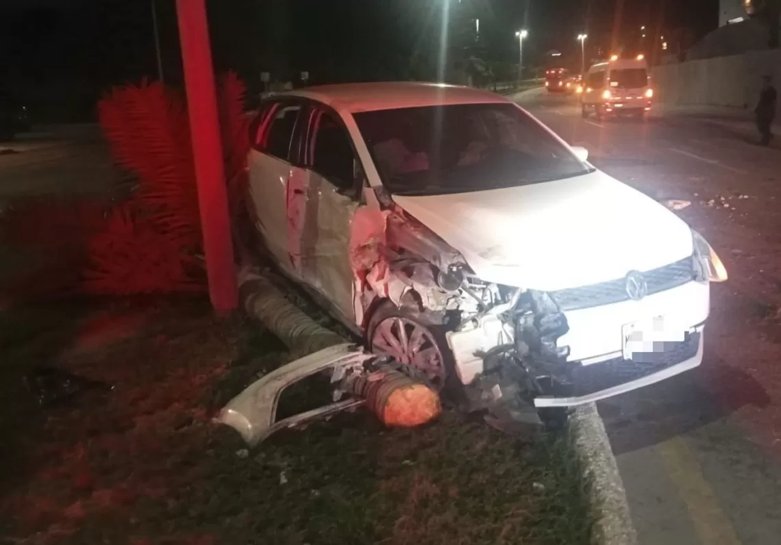 Accidente en el bulevar Kukulcán deja daños materiales