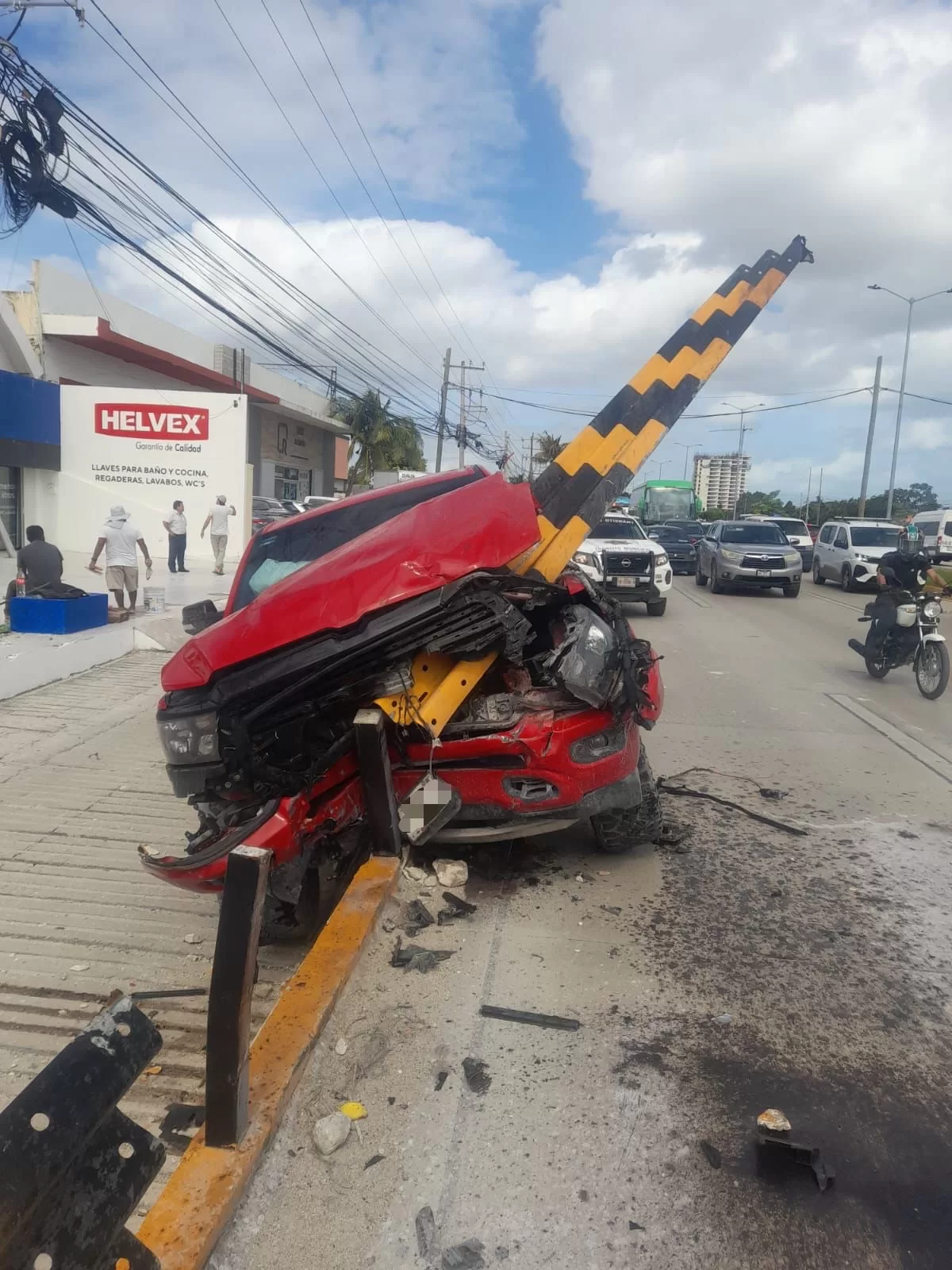 Camioneta Ram registra aparatoso choque en la Colosio