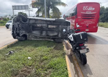 Choque y volcadura en el bulevar Colosio deja un vehículo con daños mayores