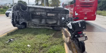 Choque y volcadura en el bulevar Colosio deja un vehículo con daños mayores