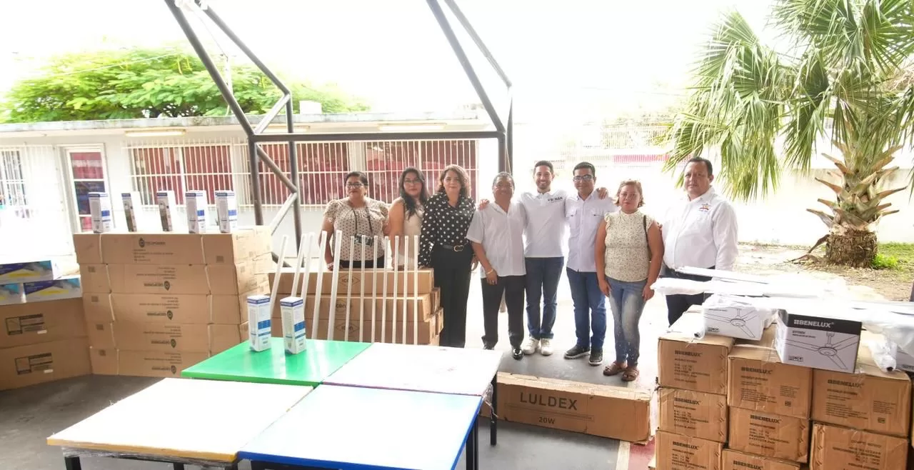 Renán Sánchez Tajonar destaca el compromiso de Mara Lezama con la educación de Cozumel