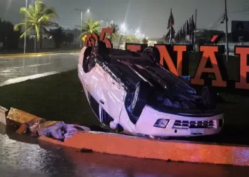 Auto vuelca en la Colosio tras chocar contra una banqueta frente a la Universidad Anáhuac
