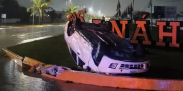 Auto vuelca en la Colosio tras chocar contra una banqueta frente a la Universidad Anáhuac