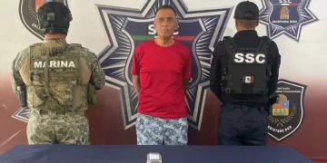 Sujeto detenido por orinar en la vía pública era buscado por homicidio