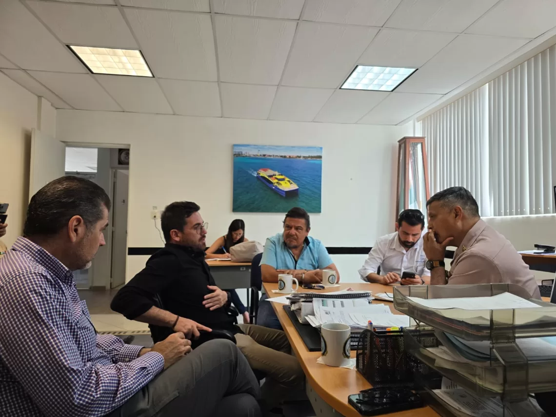 Acuerdan retiro de "chatarra marina" de la laguna de Nichupté