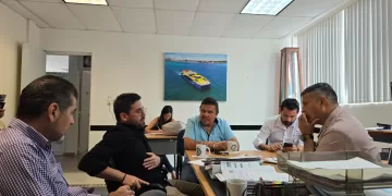 Acuerdan retiro de "chatarra marina" de la laguna de Nichupté