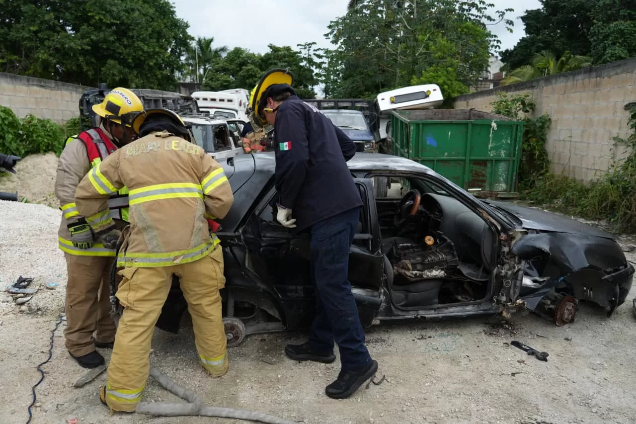 Instructores de EE.UU. fortalecen la preparación del cuerpo de bomberos en Cozumel