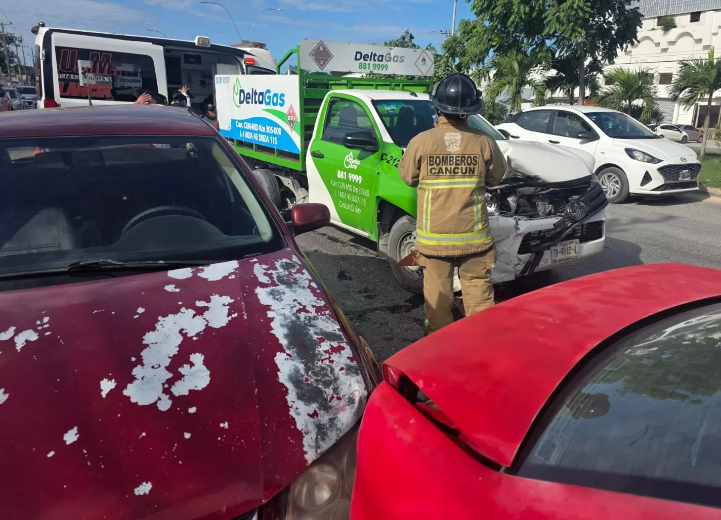 Choque en cadena deja cuatro vehículos dañados