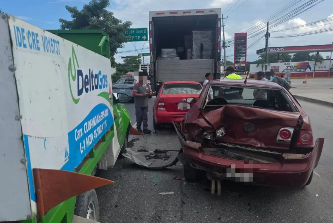 Choque en cadena deja cuatro vehículos dañados