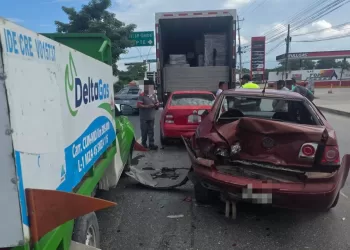 Choque en cadena deja cuatro vehículos dañados