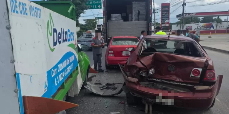 Choque en cadena deja cuatro vehículos dañados