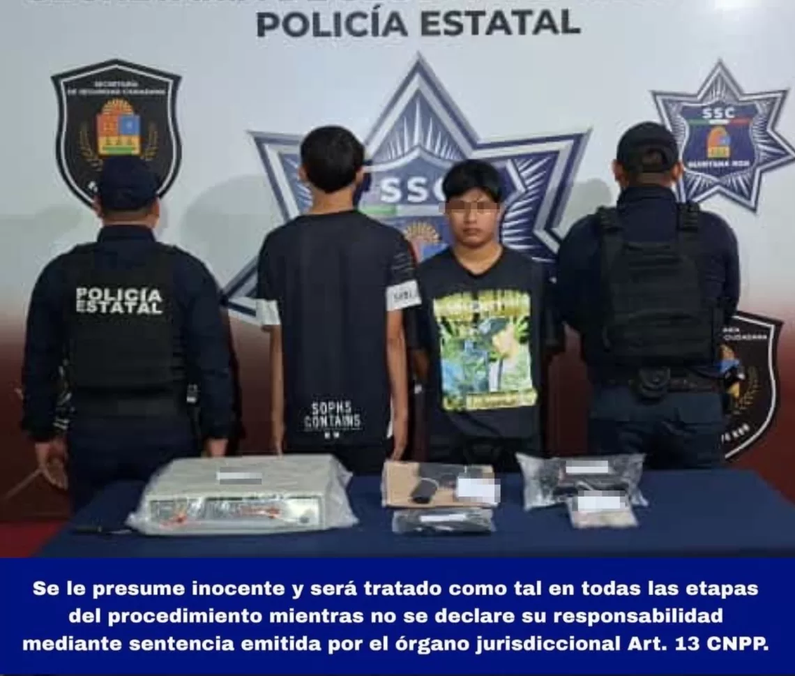 Detienen a dos individuos con réplica de arma, pasamontañas y caja de Oxxo