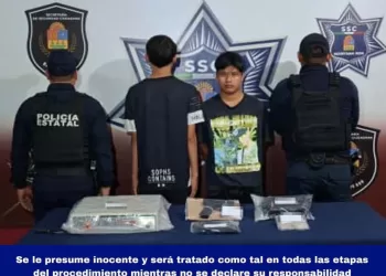 Detienen a dos individuos con réplica de arma, pasamontañas y caja de Oxxo