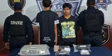 Detienen a dos individuos con réplica de arma, pasamontañas y caja de Oxxo