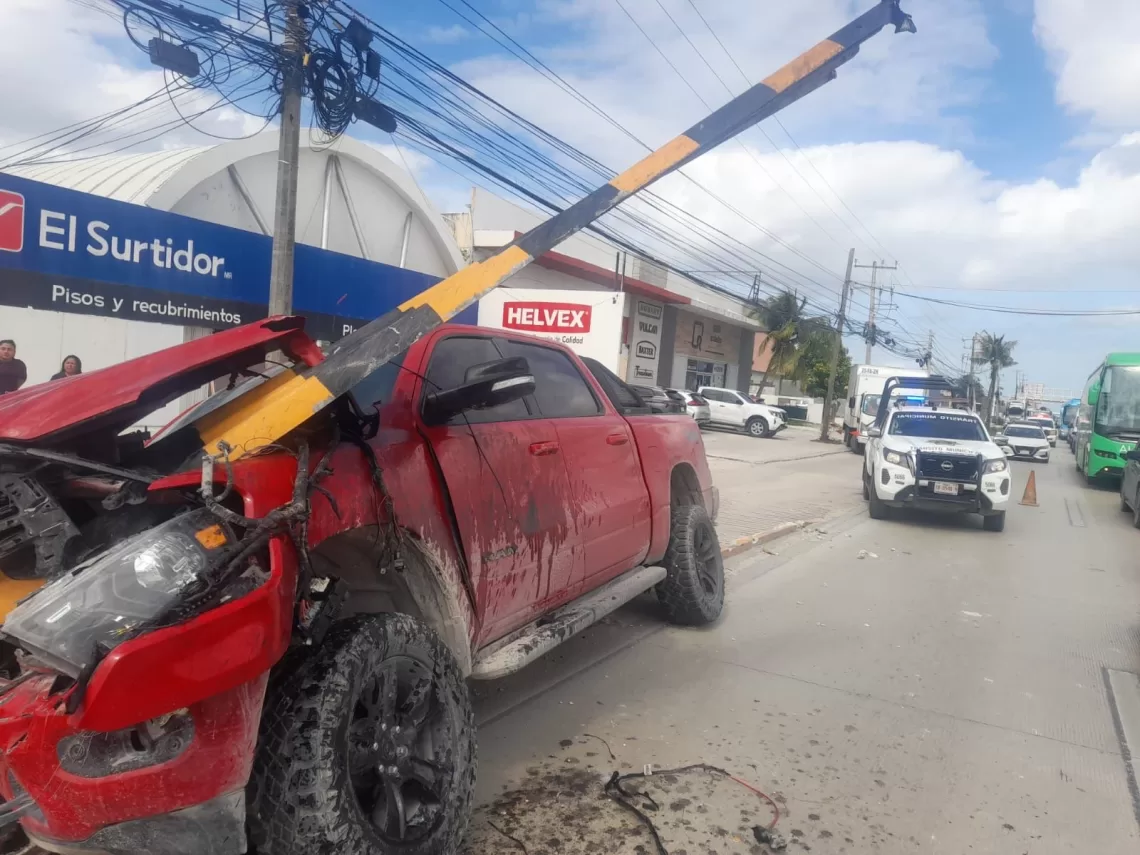 Camioneta Ram registra aparatoso choque en la Colosio