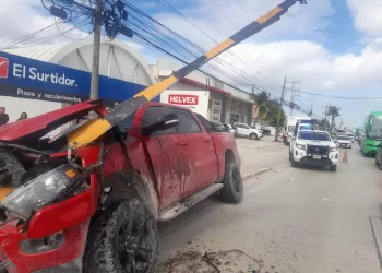 Camioneta Ram registra aparatoso choque en la Colosio