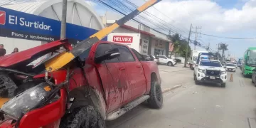 Camioneta Ram registra aparatoso choque en la Colosio
