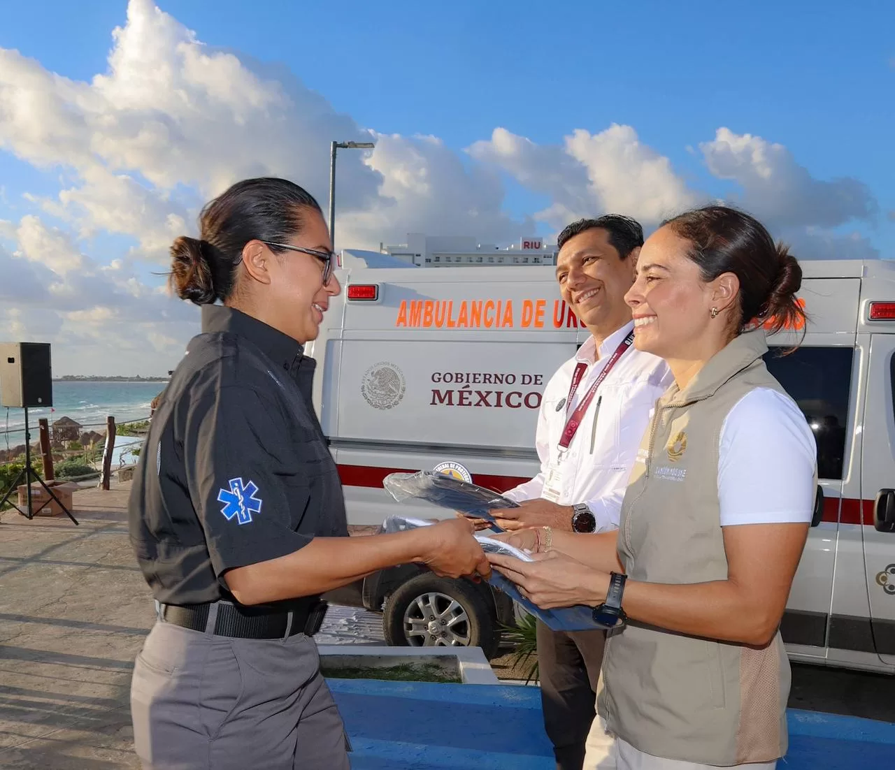 Refuerzan seguridad en playas de Cancún con nuevo equipo para guardavidas
