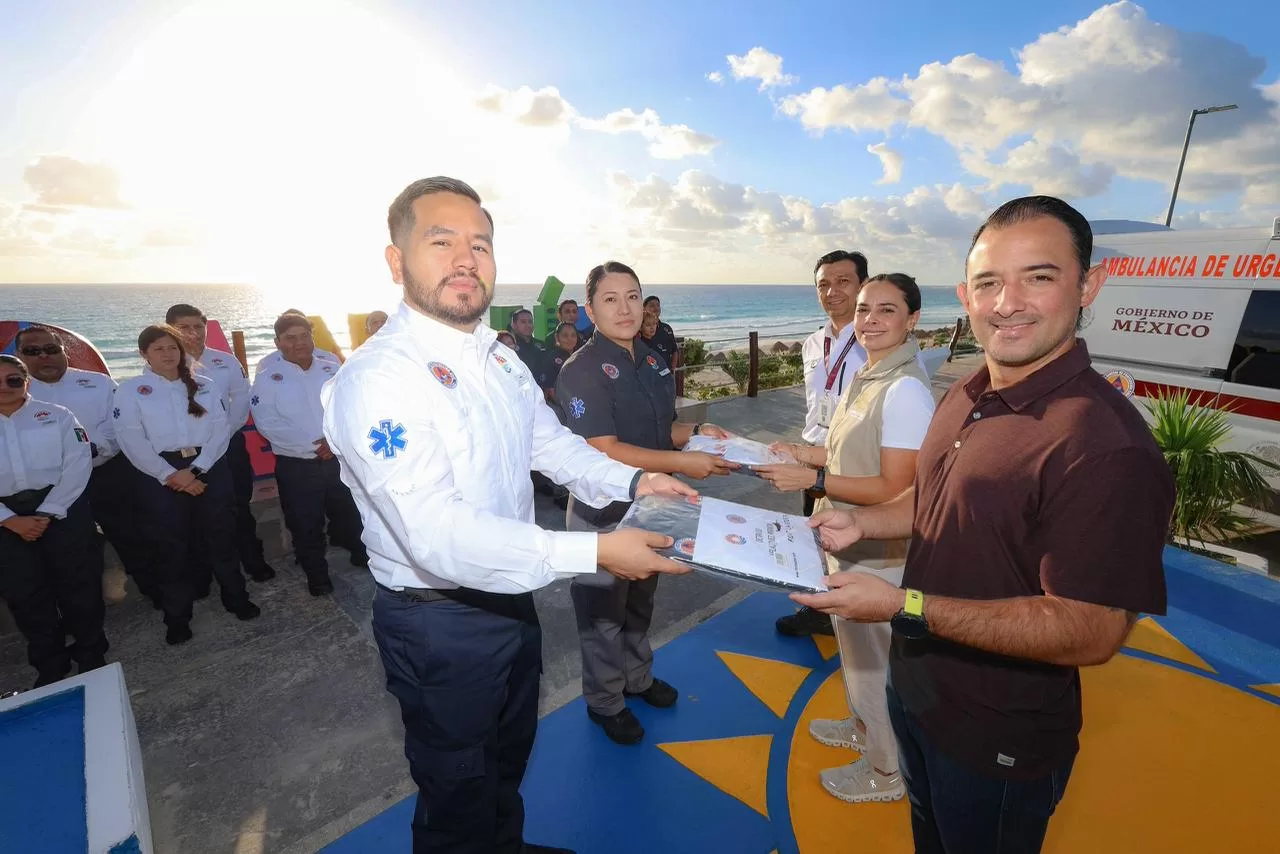 Refuerzan seguridad en playas de Cancún con nuevo equipo para guardavidas