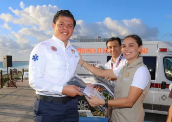 Refuerzan seguridad en playas de Cancún con nuevo equipo para guardavidas
