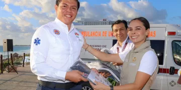 Refuerzan seguridad en playas de Cancún con nuevo equipo para guardavidas