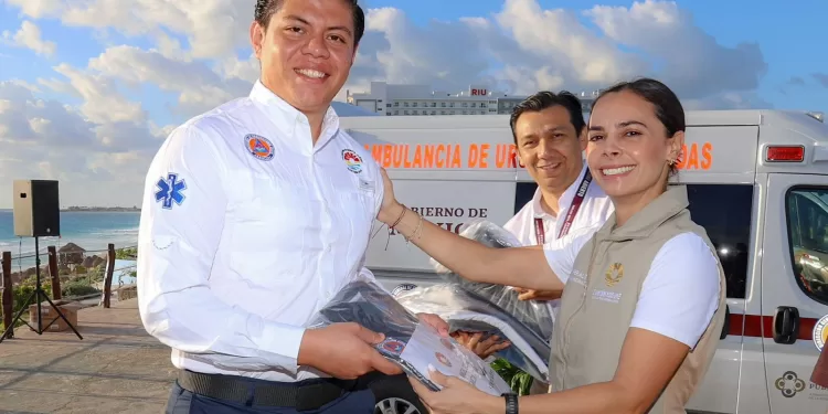 Refuerzan seguridad en playas de Cancún con nuevo equipo para guardavidas