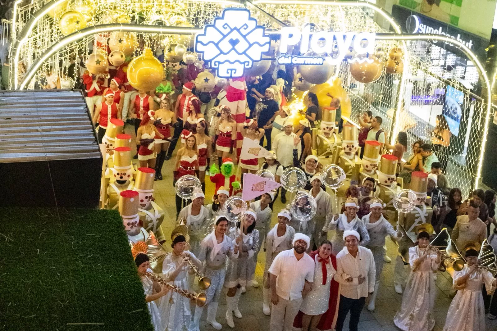 Miles de playenses y turistas disfrutan del Gran Desfile Navideño en la Quinta Avenida
