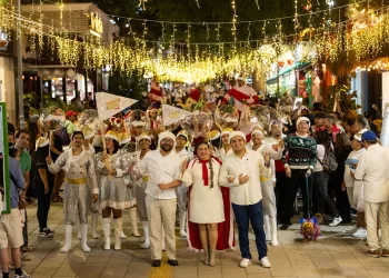 Miles de playenses y turistas disfrutan del Gran Desfile Navideño en la Quinta Avenida