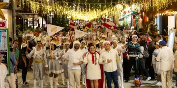 Miles de playenses y turistas disfrutan del Gran Desfile Navideño en la Quinta Avenida