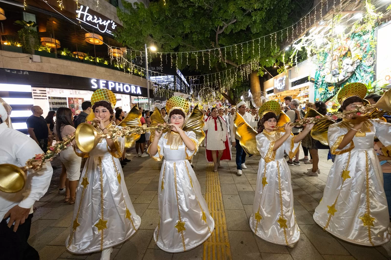 Miles de playenses y turistas disfrutan del Gran Desfile Navideño en la Quinta Avenida